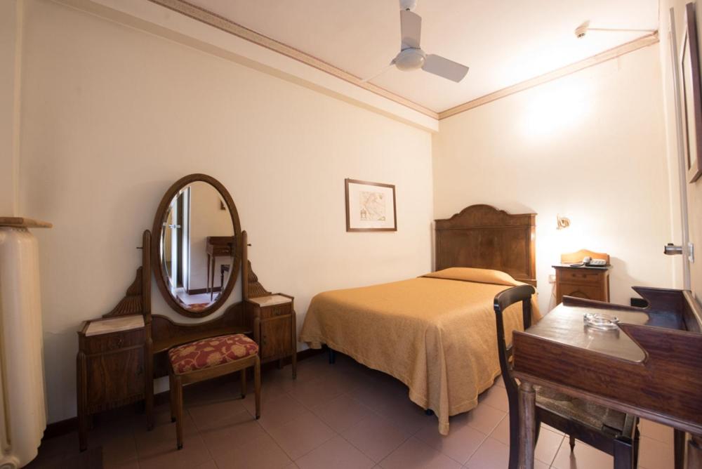 Postel nebo postele na pokoji v ubytování Hotel Due Mori No air conditioning