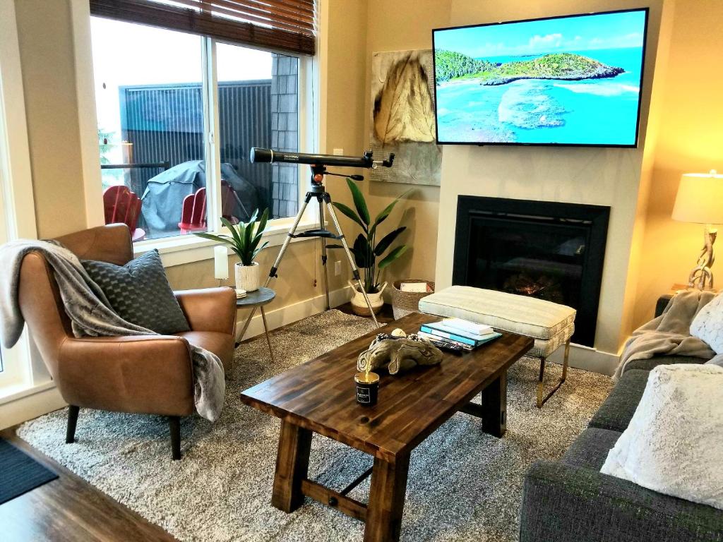 Posezení v ubytování Port Renfrew Vacation Rentals