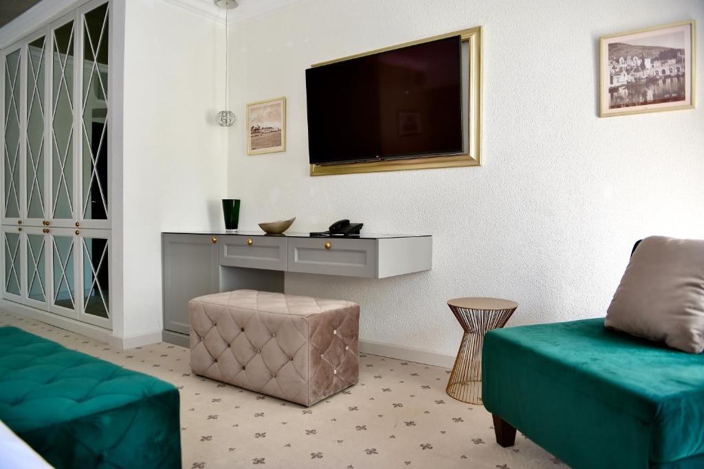 TV a/nebo společenská místnost v ubytování Villa Giardino Heritage Boutique Hotel Bol