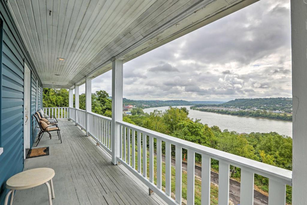 - une terrasse couverte avec des chaises et une vue sur la rivière dans l'établissement Queen City Home with Ohio River View - 3 Mi to Dtwn!, à Cincinnati