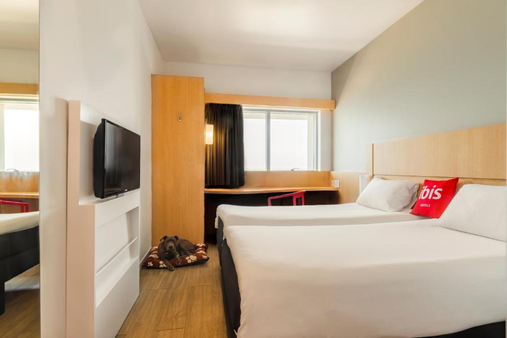 TV a/nebo společenská místnost v ubytování ibis Cartagena Marbella