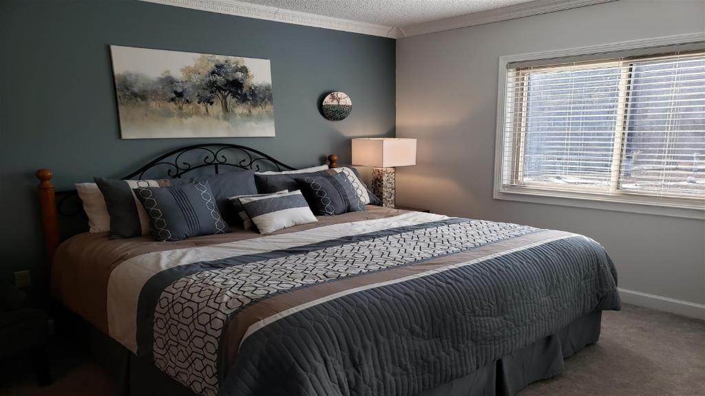 Postel nebo postele na pokoji v ubytování Gatlinburg Chateau Condo 309