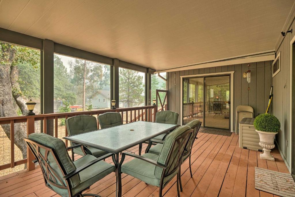 une véranda avec une table et des chaises dans l'établissement Groveland Home about 1 Mile to Pine Mountain Lake!, à Groveland