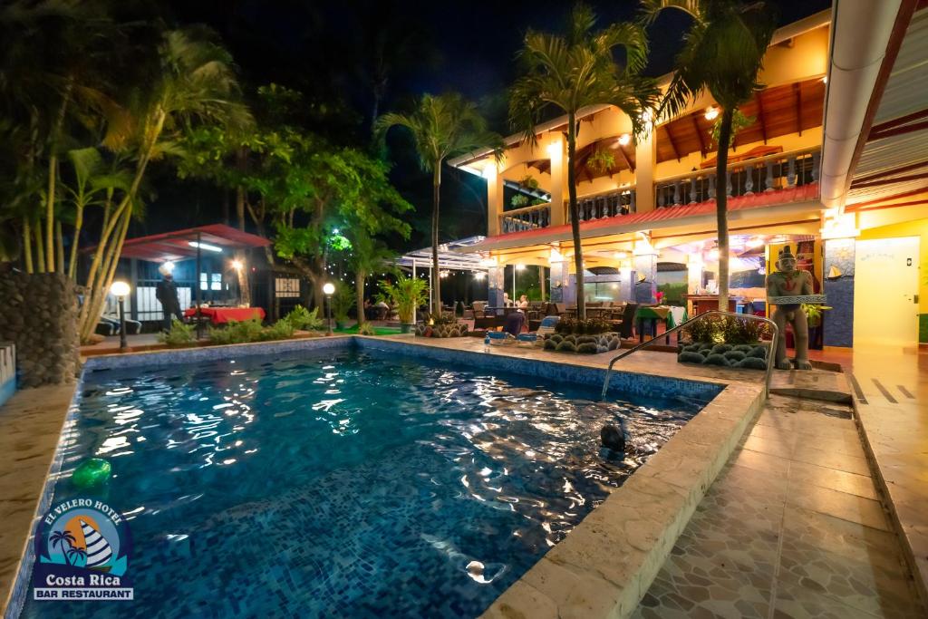 Бассейн в Hotel El Velero или поблизости