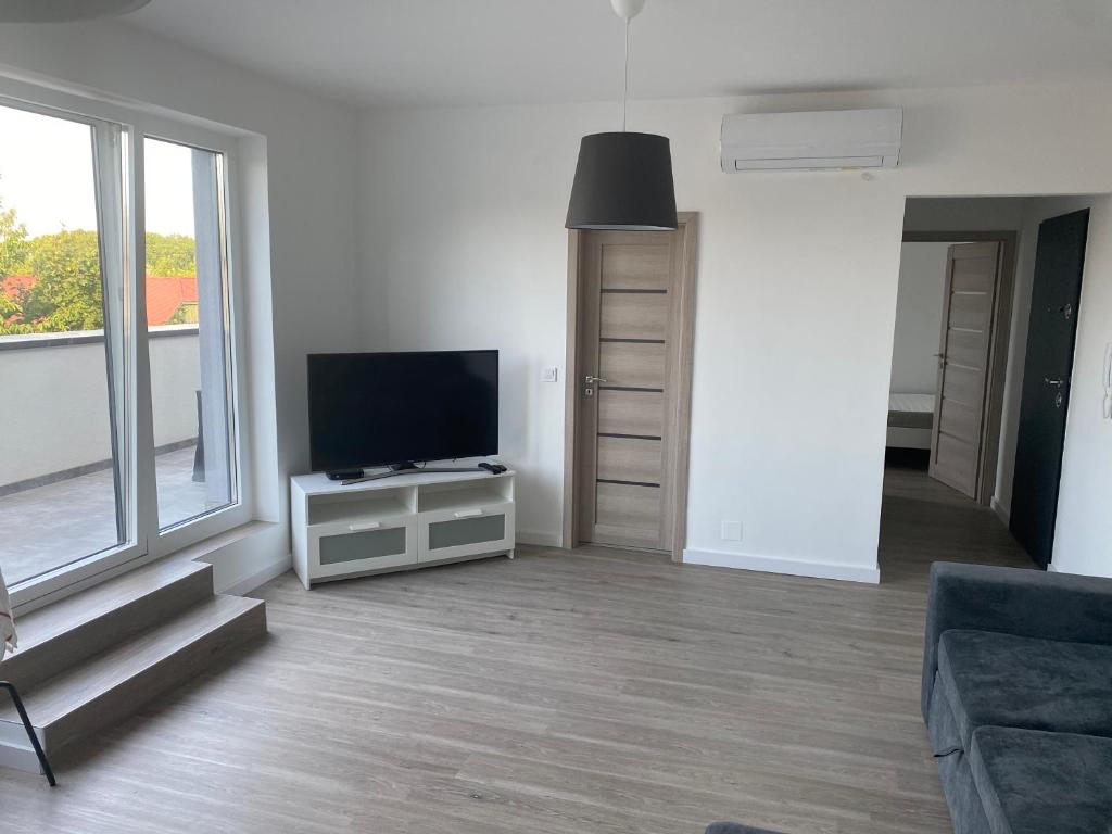 Televízia a/alebo spoločenská miestnosť v ubytovaní Aranyhíd Apartman Balatonalmádi