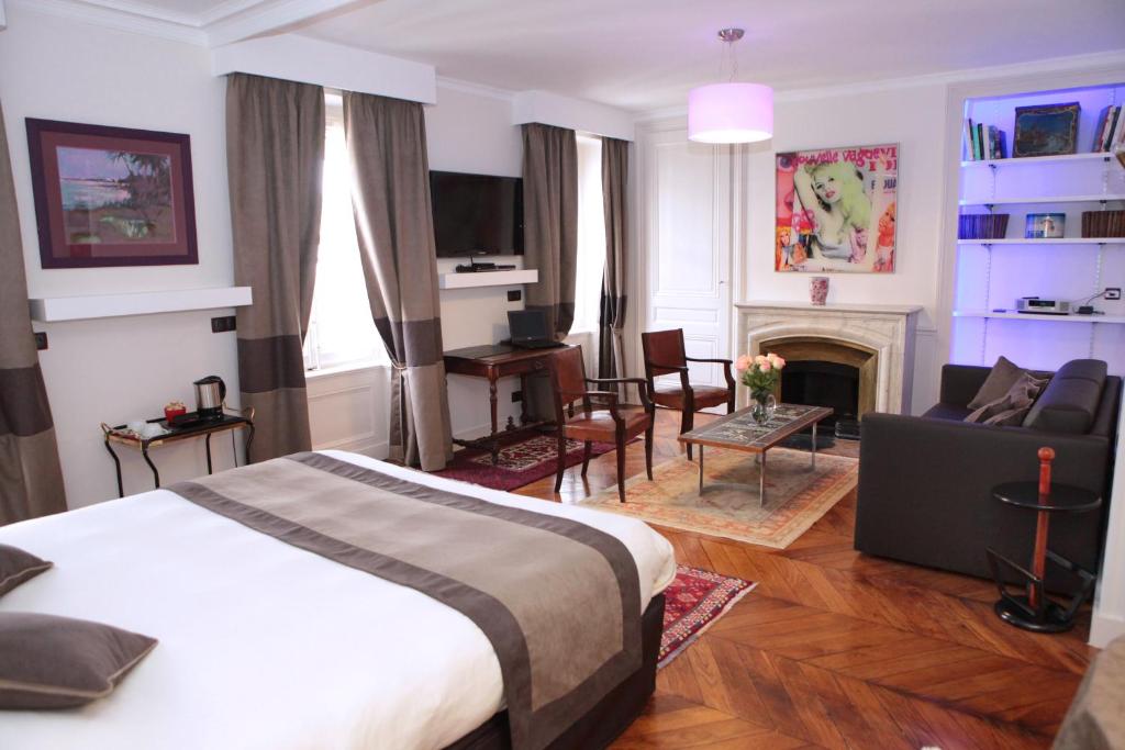 Postel nebo postele na pokoji v ubytování Hotel des Celestins