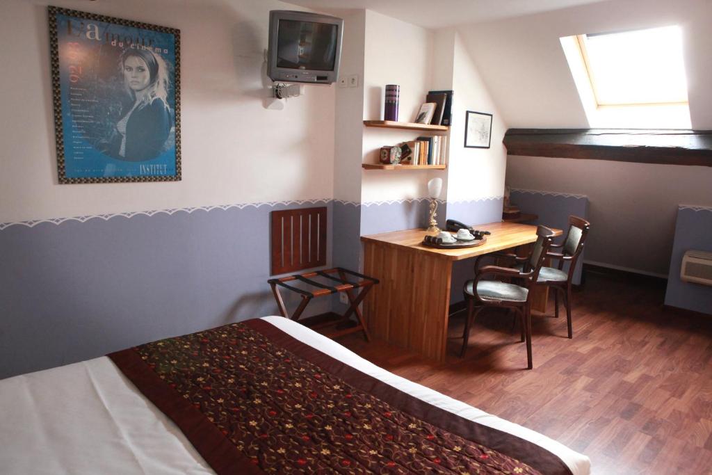 Postel nebo postele na pokoji v ubytování Hotel des Celestins