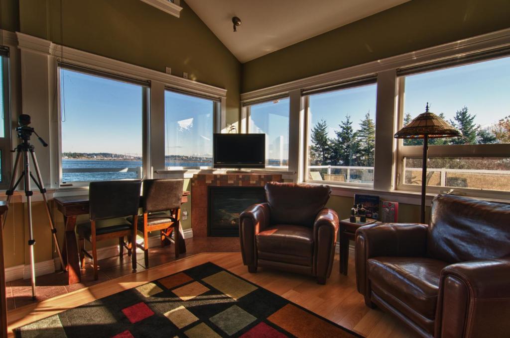 Posezení v ubytování Birds of a Feather Victoria Oceanfront Studio Suites
