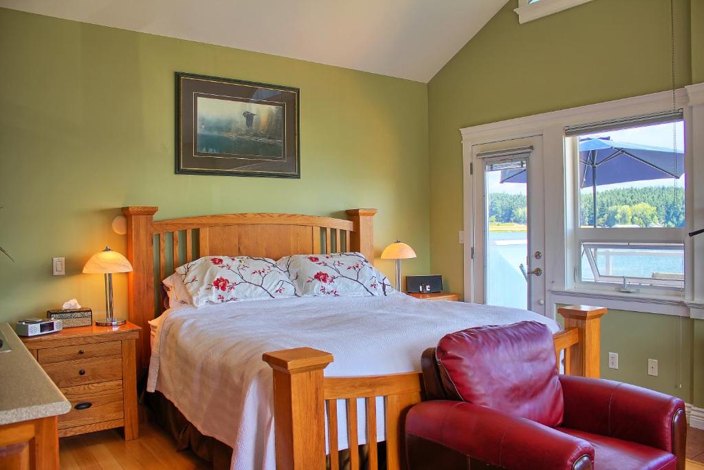 Postel nebo postele na pokoji v ubytování Birds of a Feather Victoria Oceanfront Studio Suites