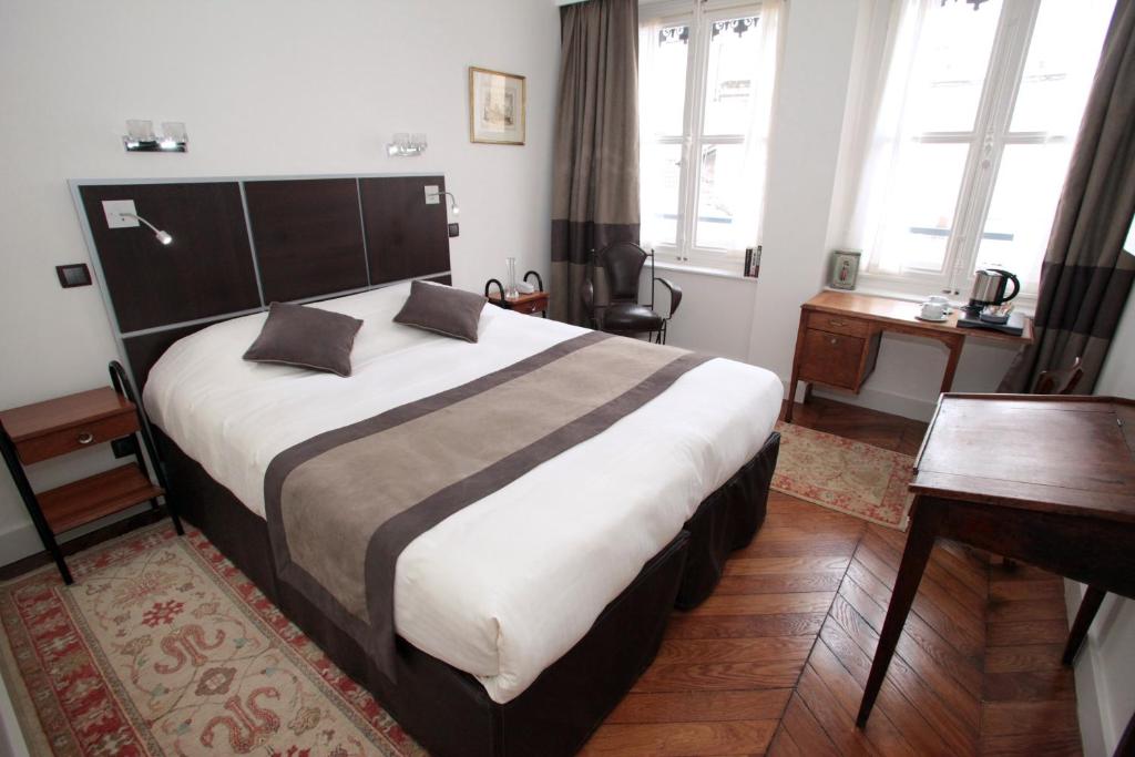 Postel nebo postele na pokoji v ubytování Hotel des Celestins