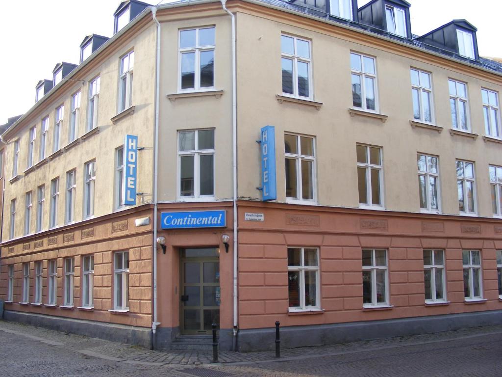 un edificio en la esquina de una calle en Hotel Continental Malmö, en Malmö