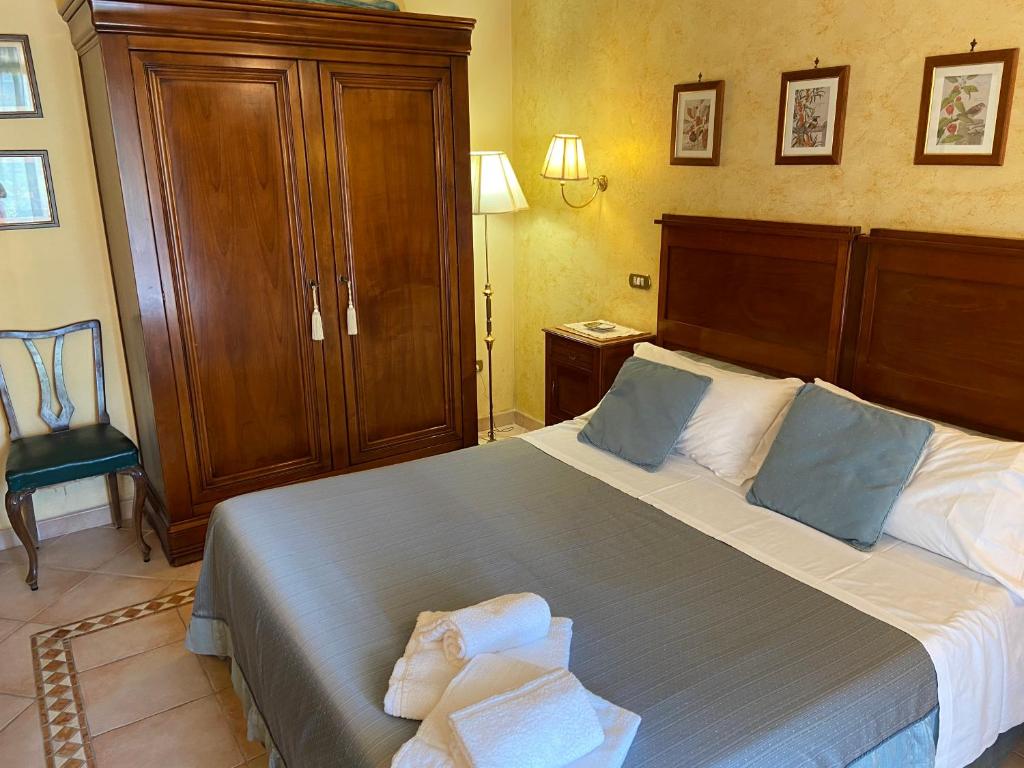 A bed or beds in a room at Residenza Antico Borgo del Pozzo