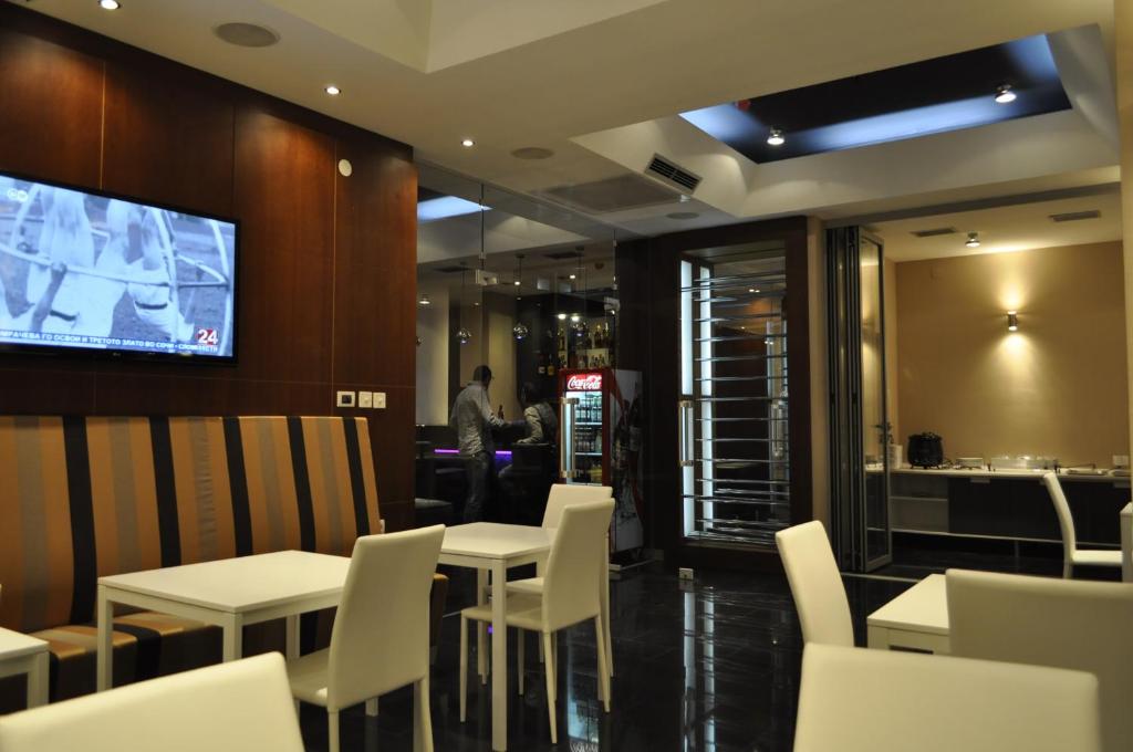 TV a/nebo společenská místnost v ubytování Hotel Dolce International