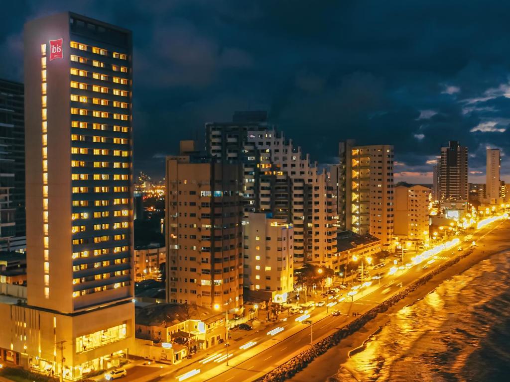 eine nachts beleuchtete Stadt mit Gebäuden und Straßenbeleuchtung in der Unterkunft ibis Cartagena Marbella in Cartagena de Indias