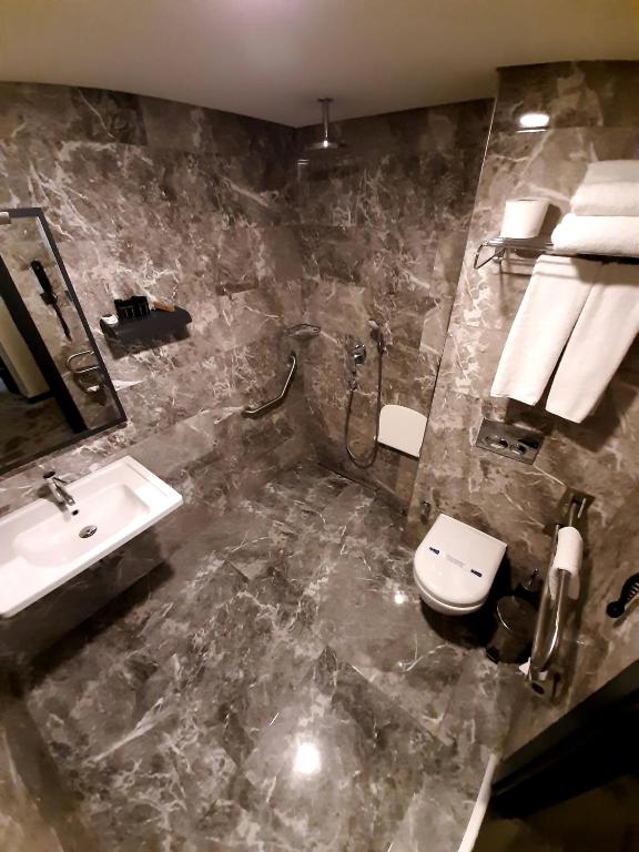 Koupelna v ubytování Sapko Airport Hotel