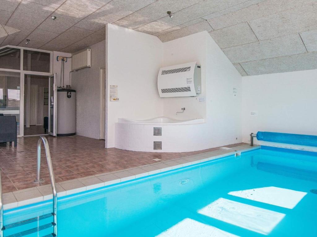 Bazén v ubytování 10 person holiday home in Ringkøbing nebo v jeho okolí