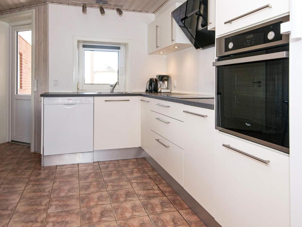 Kuchyň nebo kuchyňský kout v ubytování 10 person holiday home in Ringkøbing