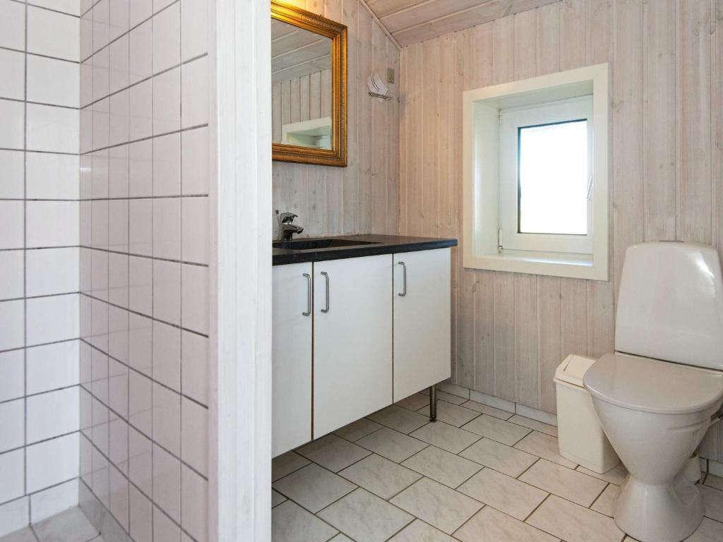 Koupelna v ubytování 10 person holiday home in Ringkøbing