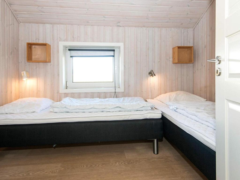 Postel nebo postele na pokoji v ubytování 10 person holiday home in Ringkøbing