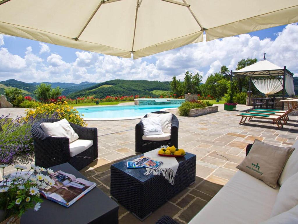 Bazén v ubytování Amazing Villa in Apecchio with Swimming Pool nebo v jeho okolí
