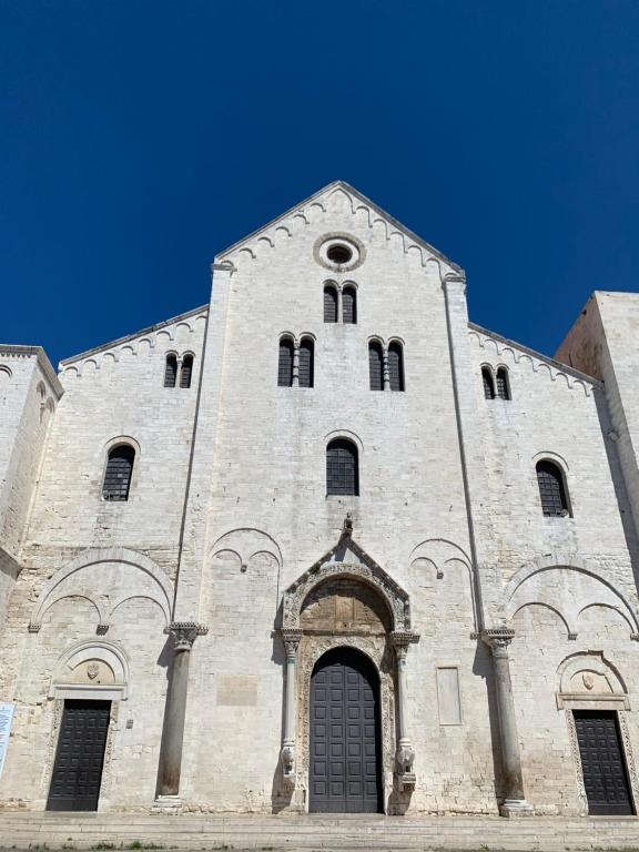 eine große Steinkirche mit einem hohen Turm in der Unterkunft Porto Antico in Bari