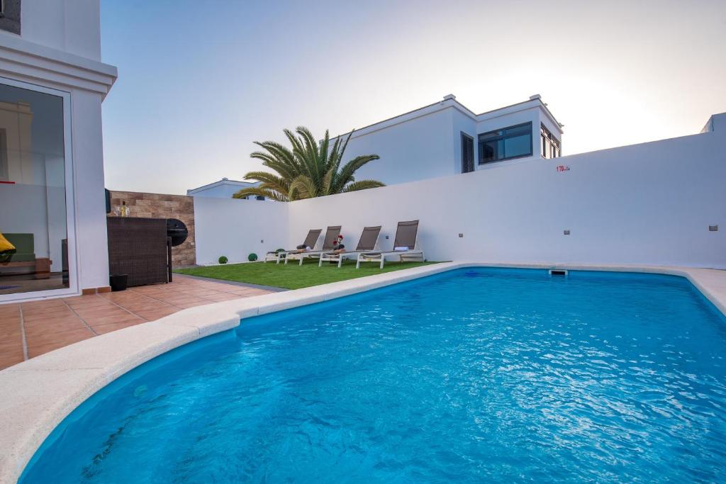 ein Swimmingpool im Hinterhof eines Hauses in der Unterkunft Elegant Villa Playa Blanca with Pool in Playa Blanca