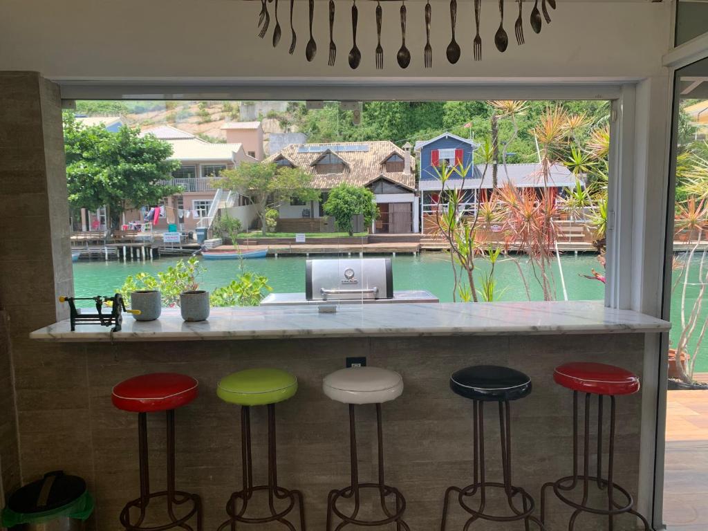  Maravilhosa casa a beira do canal da barra