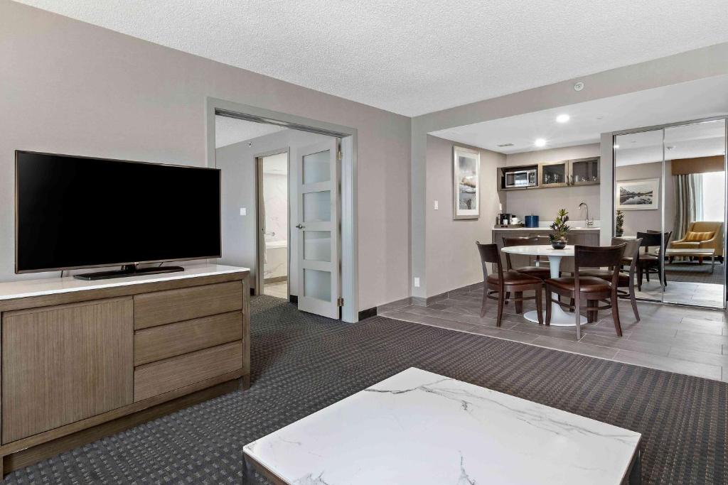 Best Western Premier Calgary Plaza Hotel & Conference Centreにあるテレビまたはエンターテインメントセンター