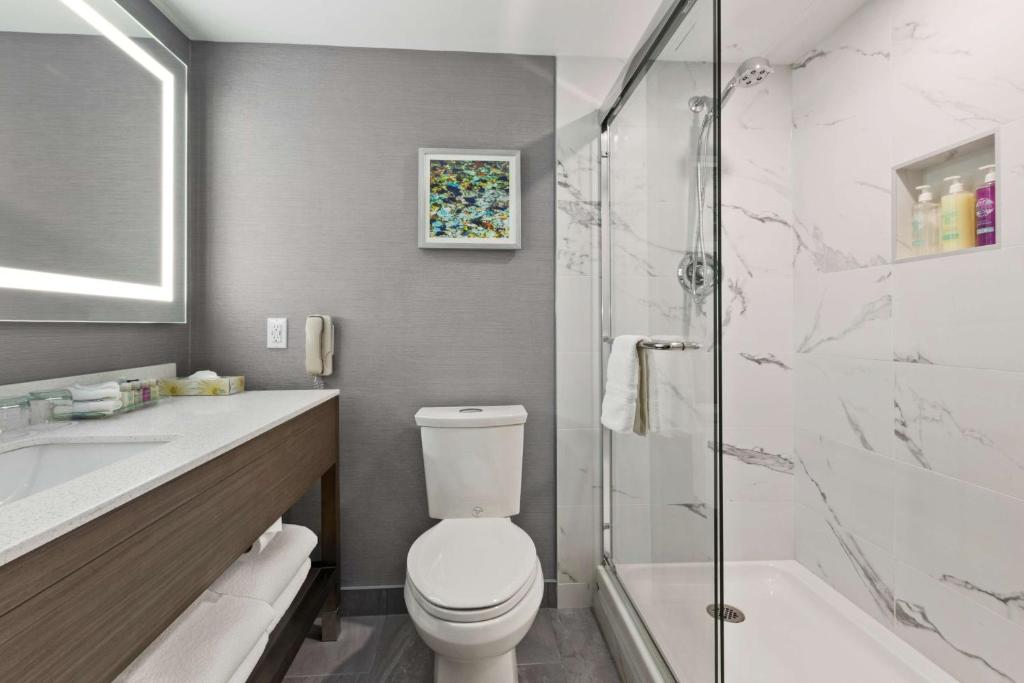 Best Western Premier Calgary Plaza Hotel & Conference Centreにあるバスルーム