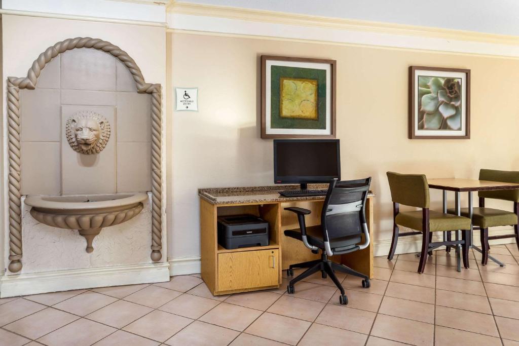 La Quinta Inn Tampa Airport Stadium Westshore photo