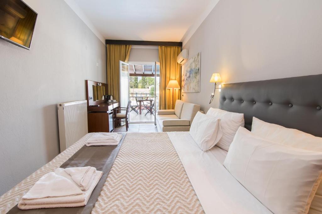 Postel nebo postele na pokoji v ubytování OPERA BLUE Hotel Gouvia Corfu