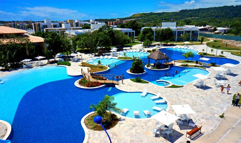 una vista aérea de una gran piscina en MELHOR APARTAMENTO DO ILOA RESIDENCE BARRA de SÃO MIGUEL, en Barra de São Miguel