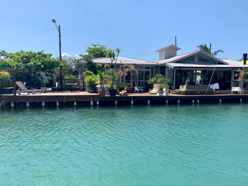  Maravilhosa casa a beira do canal da barra