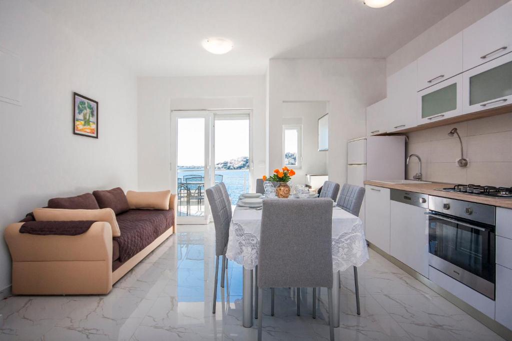 Kuchyňa alebo kuchynka v ubytovaní Apartments Osti