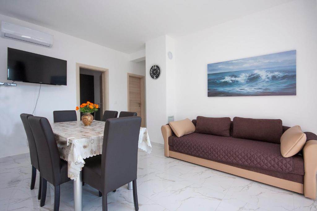 Televízia a/alebo spoločenská miestnosť v ubytovaní Apartments Osti