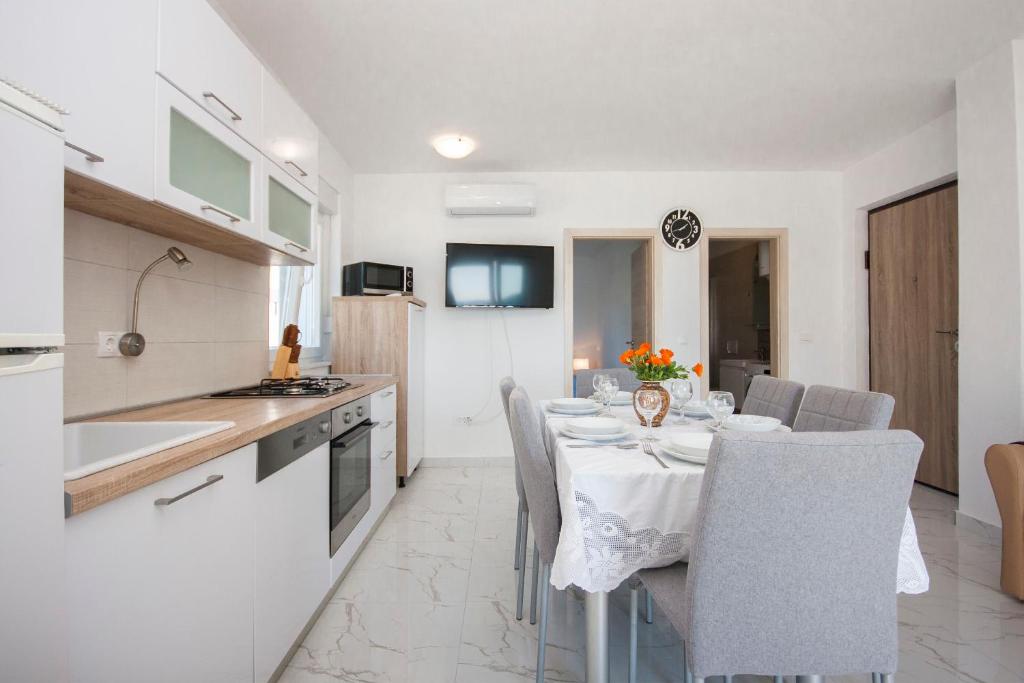 Kuchyňa alebo kuchynka v ubytovaní Apartments Osti