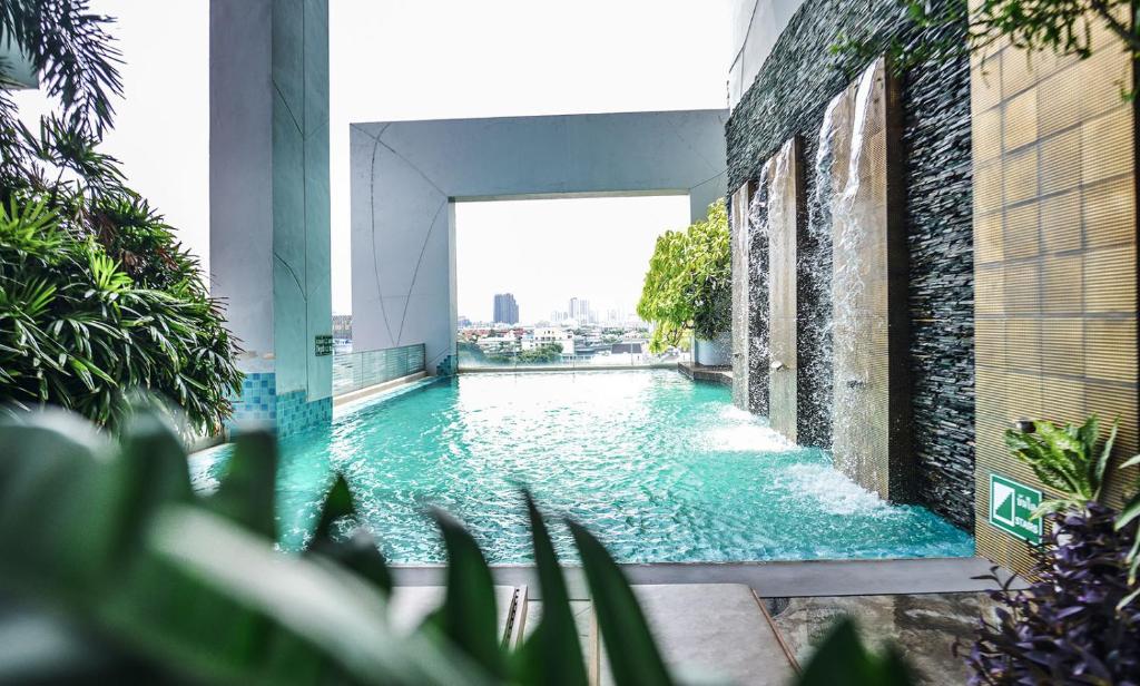 Bazén v ubytování Grand Howard Hotel Bangkok nebo v jeho okolí