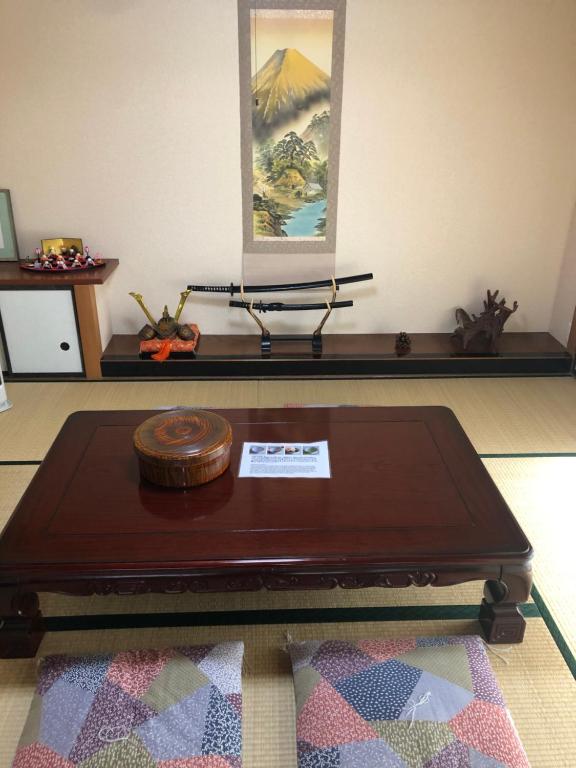 a coffee table with a plaque on top of it at Kanazawa-Hachitabi Sennichi in Kanazawa