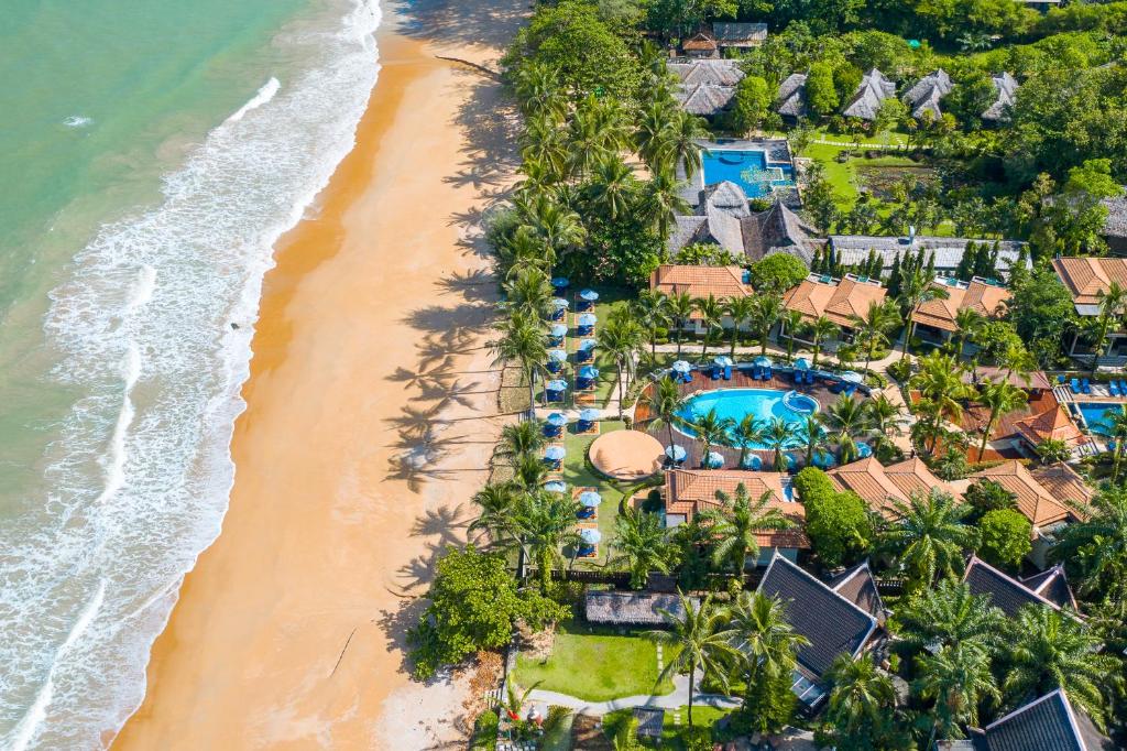 eine Luftansicht auf das Resort und den Strand in der Unterkunft Khaolak Bayfront Resort in Khao Lak