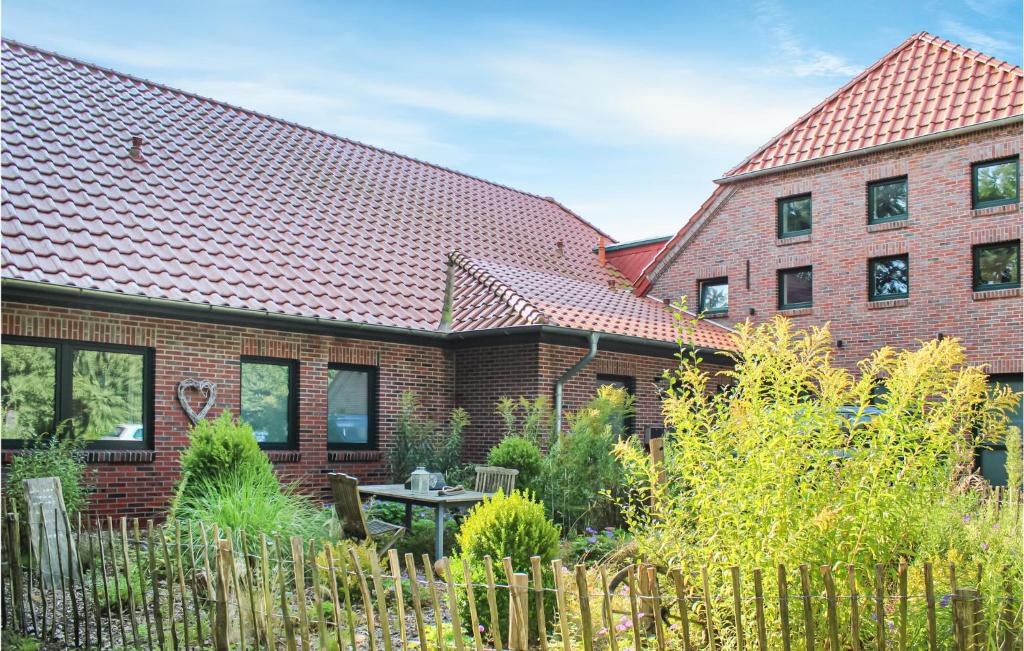 ein Backsteinhaus mit Garten davor in der Unterkunft Lovely Apartment In Bockhorn With Wifi in Bockhorn