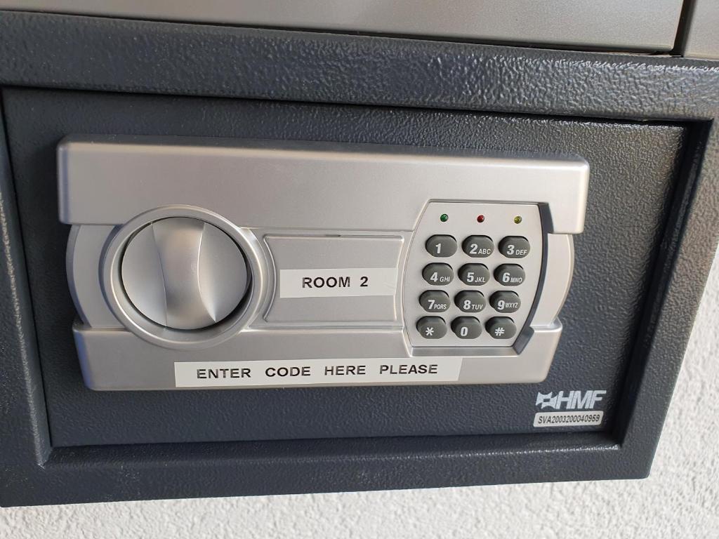 un mando a distancia dentro de un horno microondas en Apartments ChezTom Nenzing, en Nenzing