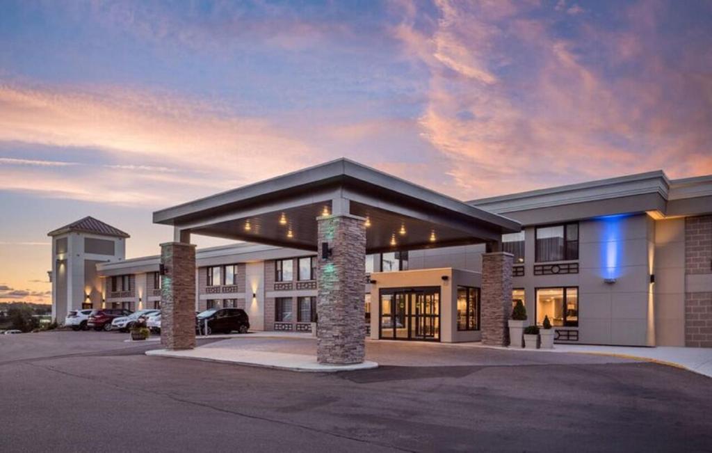 duży budynek z parkingiem przed nim w obiekcie Holiday Inn Express Hotel & Suites Charlottetown, an IHG Hotel w mieście Charlottetown