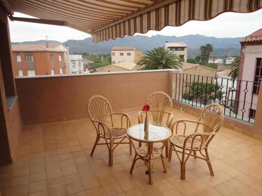 a table and chairs on a balcony with a view at Casa de Xerta in Xerta