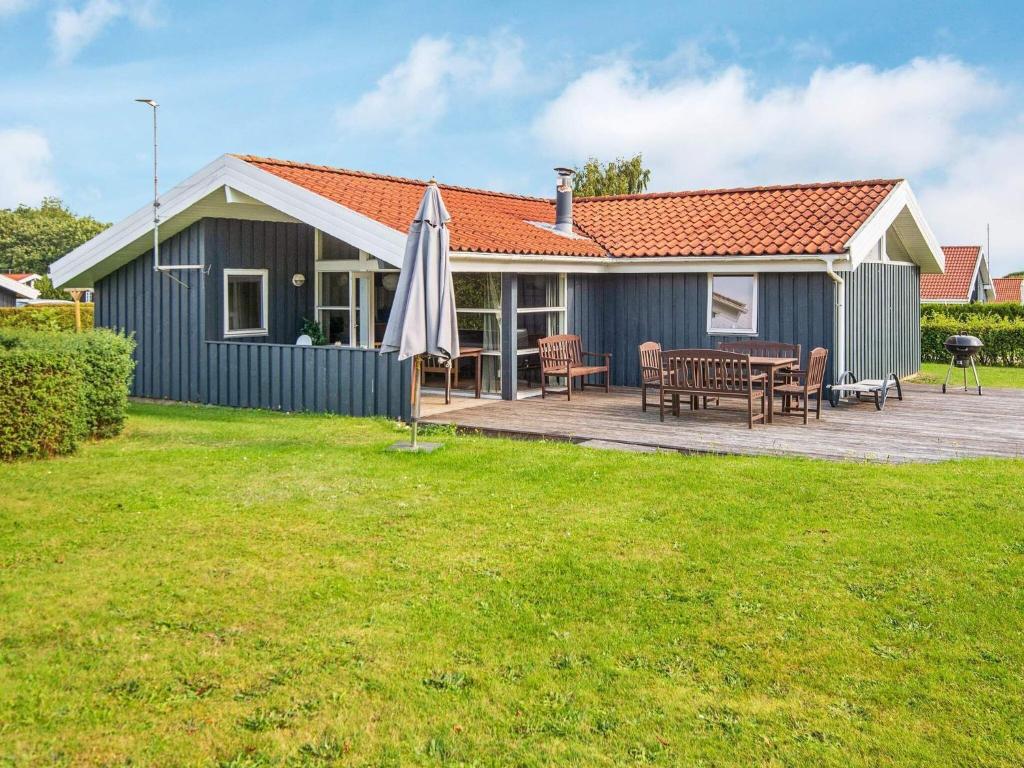 Casa azul con patio y sombrilla en 10 person holiday home in Sydals, en Sarup