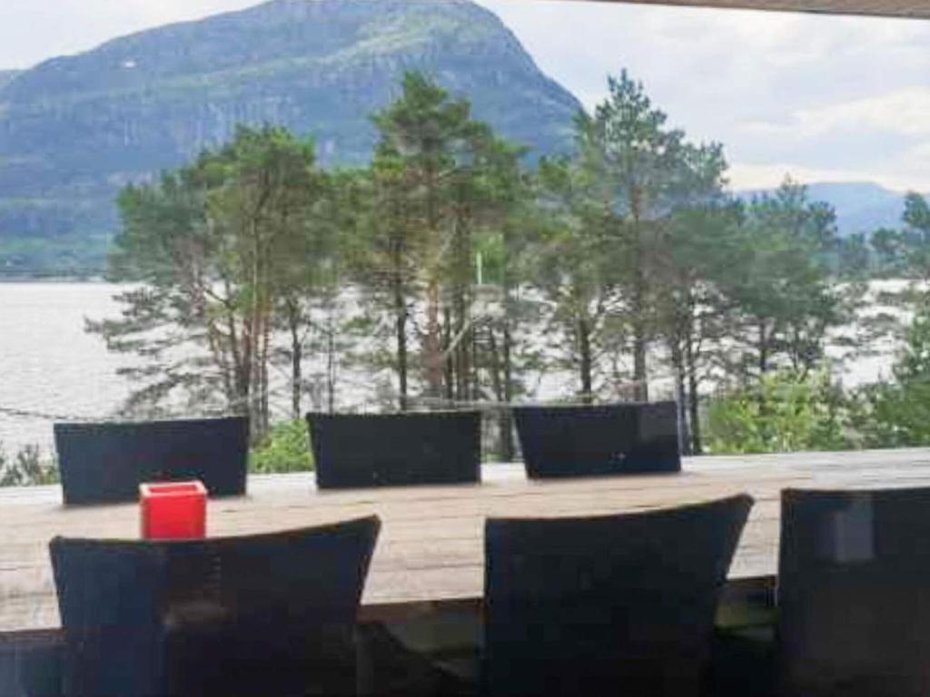 un tavolo con sedie e vista sul lago di Holiday home Svelgen II a Svelgen