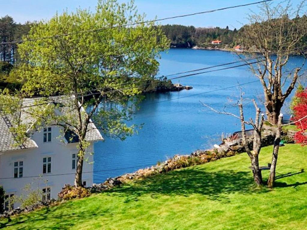 uma casa numa colina com vista para um lago em 8 person holiday home in LIND S em Lindås