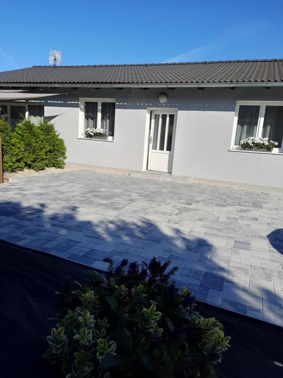 Budova, kde se prázdninový dům nachází