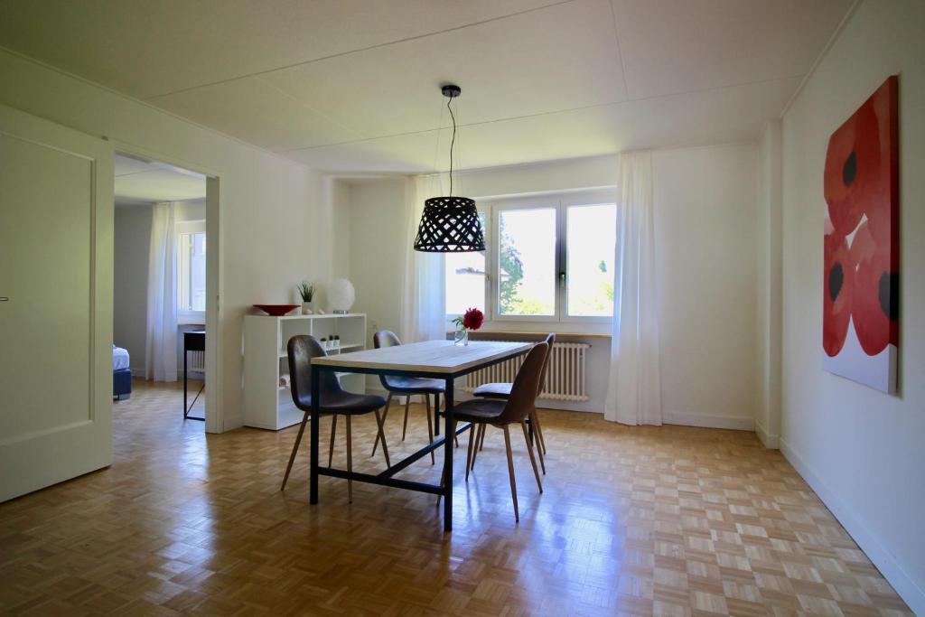 - une salle à manger avec une table et des chaises dans l'établissement Ferien in Glarus, à Glarus