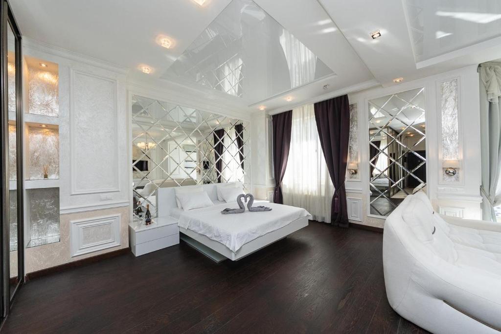 Katil atau katil-katil dalam bilik di Exquisite panoramic views apartment Dnipro embankment