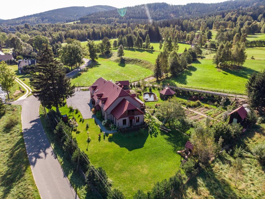 an aerial view of a house with a large yard at Zloty Sen in Stronie Śląskie